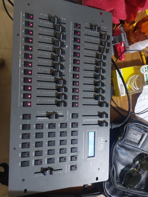 Κονσόλα φωτισμού DMX Model Com 2 μεταχειρισμένη, 512 κανάλια, 1400 προγράμματα