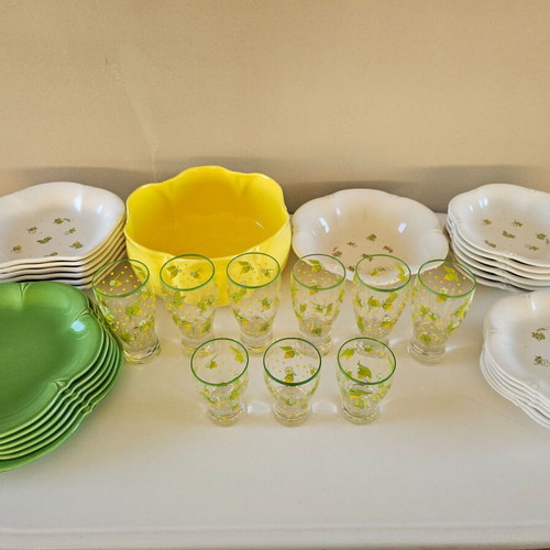 Dish set used with 6 plates, 6 large and 3 small glasses