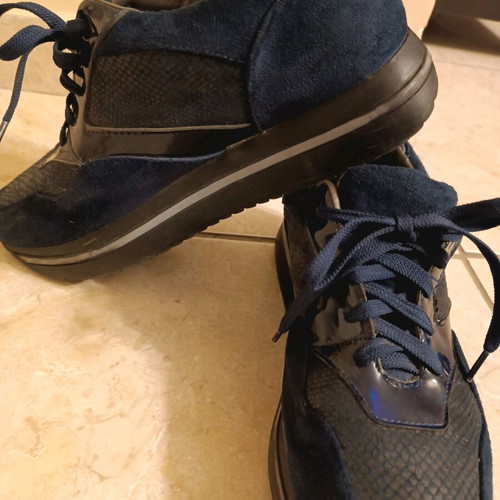 Blue athletic shoes like new with vinyl details size 39