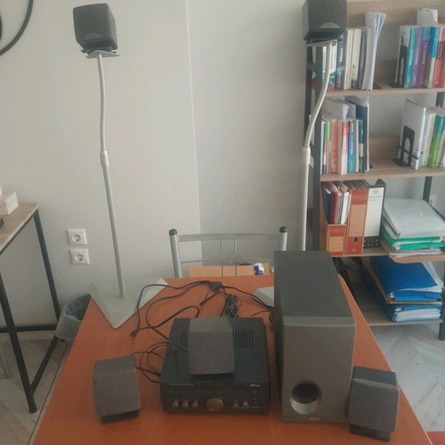 Σύστημα home cinema Trust μεταχειρισμένο με 5 ηχεία και βάσεις