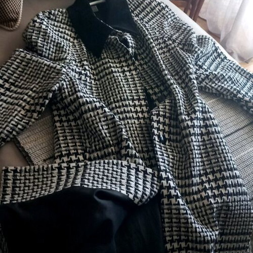 Checked coat with velvet collar, like new, size L