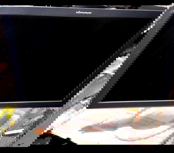 Продавам монитор Lenovo 19 инча