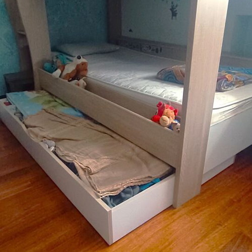 Roomy bunk bed with 2 single beds, storage drawer and ladder like new