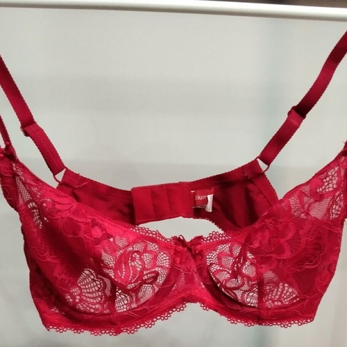 Triumph red lace bra like new, size 75C