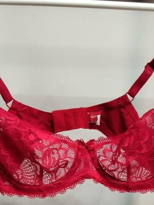 Triumph red lace bra like new, size 75C