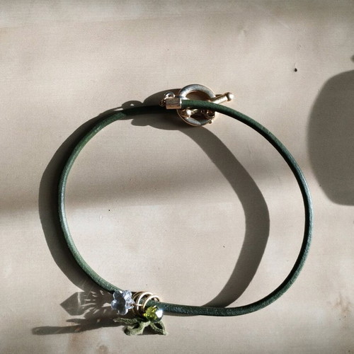 Necklace with green leather and crystals like new
