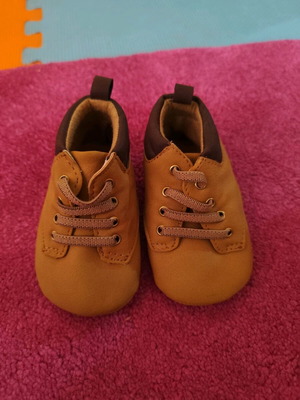 Carter's baby shoes like new, 3-6 months