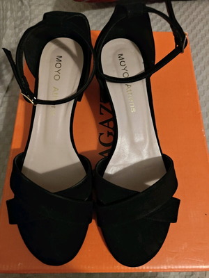 Sandals with small heel size 39 suede black like new