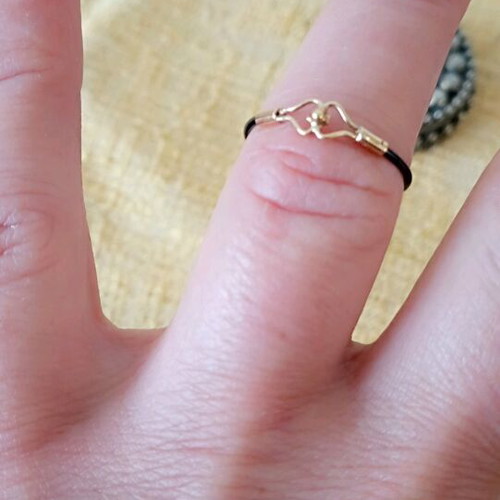 Women's ring new with silicone band and gold element