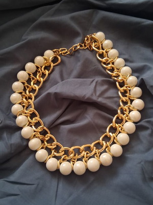 Gold chain necklace with beige faux pearls