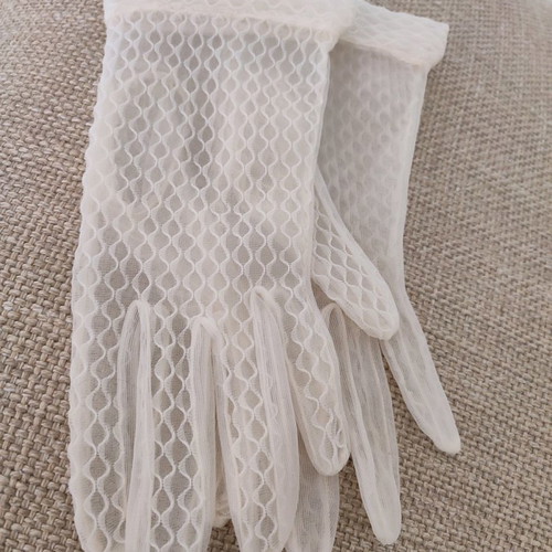 Vintage white gloves like new, 1960s spiderweb pattern