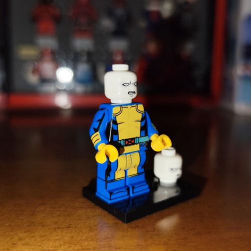 Morph X-Men suit minifigure like new with base and extra head