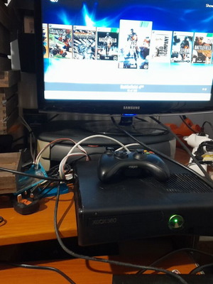 Xbox 360 S 500GB σαν καινούργιο με 180+ games και softmod