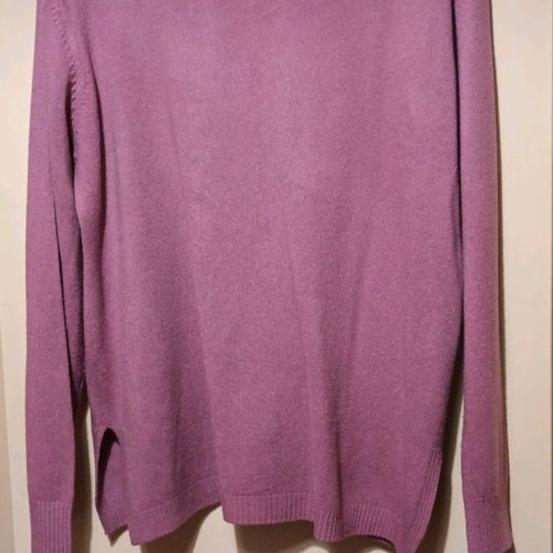 Sweater in magenta color like new, size L-XL