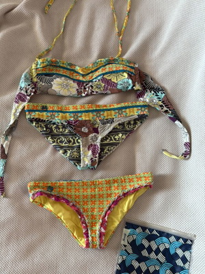 Maui swimsuit used with two bottoms and pouch, multicolor