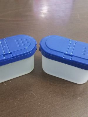 Taperware salt and pepper containers new, set of 2