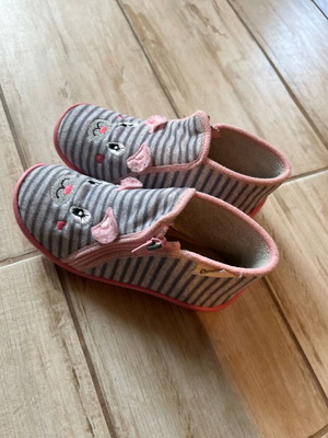 Totti children's anatomical slippers used, size 27, grey striped with pink details