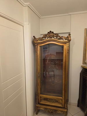 Κλασική χειροποίητη βιτρίνα Louis XV με φύλλο χρυσού σαν καινούργιο