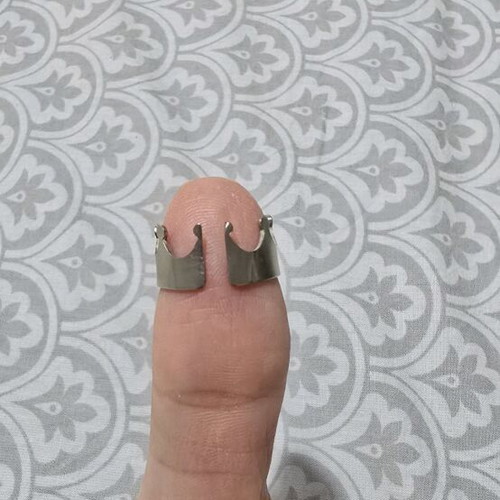 Adjustable crown ring like new, silver color