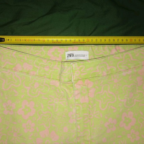 Zara high-waisted cropped jeans like new, green with pink flowers