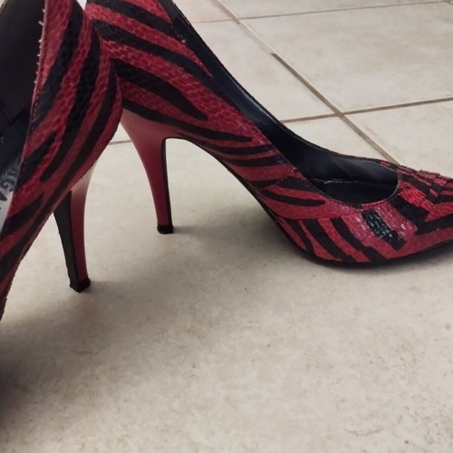 Morgan women's pumps size 39 like new, black and fuchsia