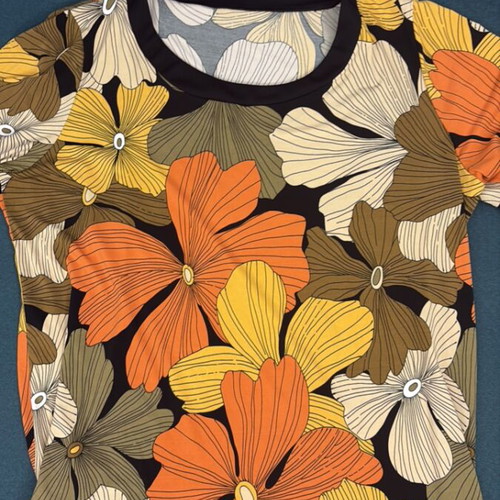 Vintage Tshirt size L like new with colorful retro floral pattern