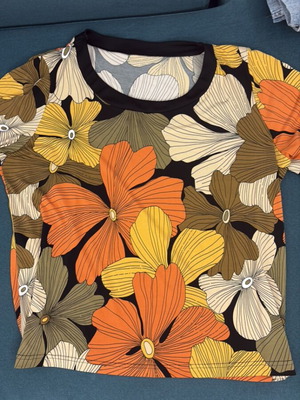 Vintage Tshirt μέγεθος L σαν καινούργιο με πολύχρωμο ρετρό λουλουδάτο μοτίβο