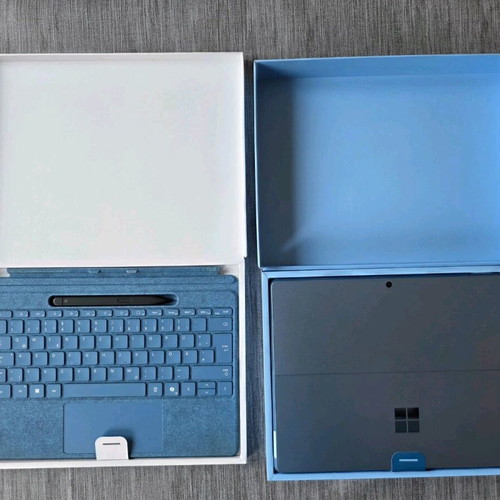 Microsoft Surface Pro 11 13" 120Hz OLED touchscreen, like new, 16GB RAM, 2TB SSD