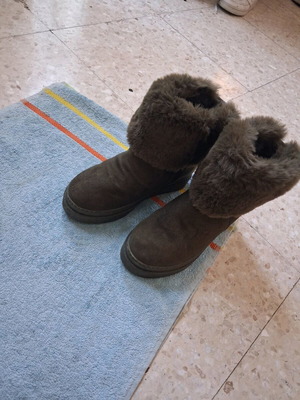 Fur ankle boots green like new with zipper and bow