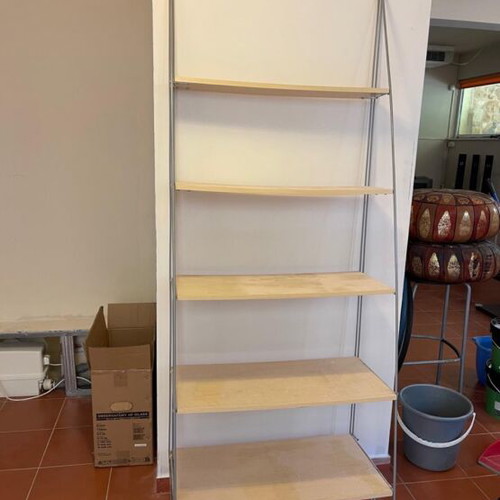 Wall-mounted bookshelf with five shelves