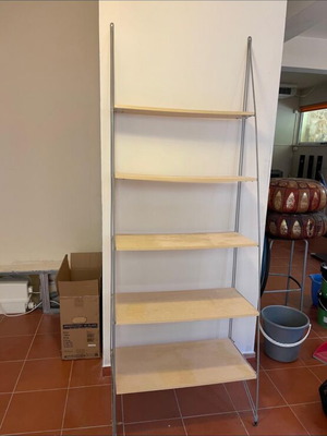 Wall-mounted bookshelf with five shelves