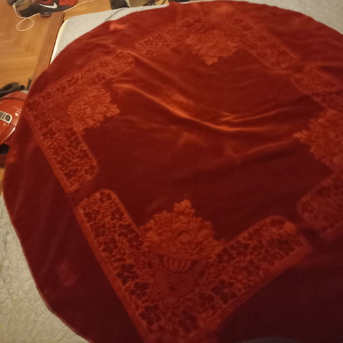 Round tablecloth burgundy used, diameter 155cm