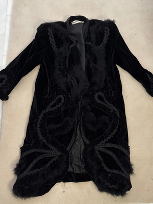 Vintage (80s) iconic black Velour coat / παλτό βελούδο με φτερά και embroidered λεπτομέρειες