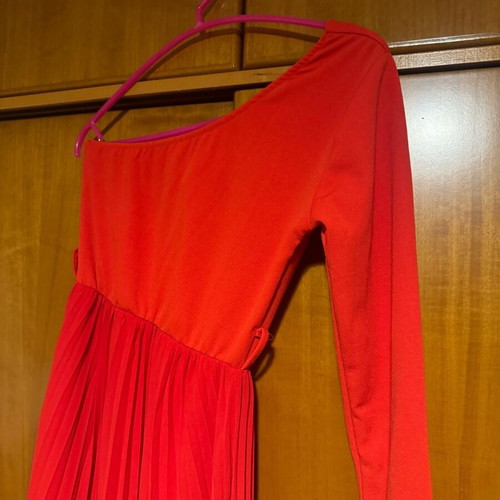 Red dress like new, size Small, pleated fabric