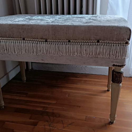 Stool like new, upholstered bench with wooden legs
