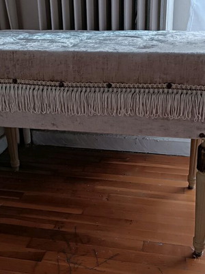 Stool like new, upholstered bench with wooden legs