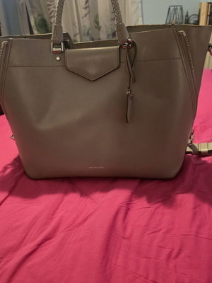Mikael Kors handbag used, gray, large with adjustable zippers
