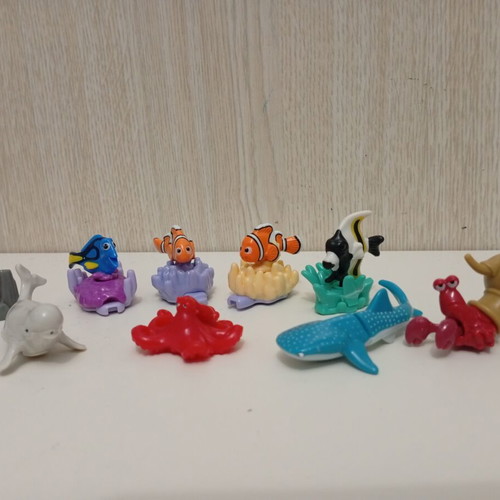 Kinder Joy Surprise Finding Dory Nemo figures used, complete set