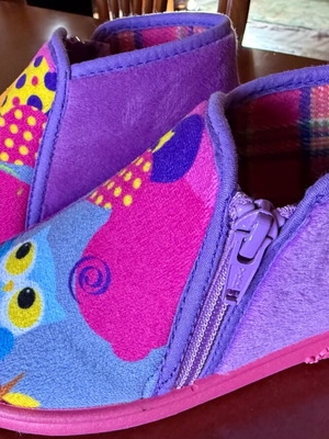 Mini Max slippers No27 like new, colorful with leather sole