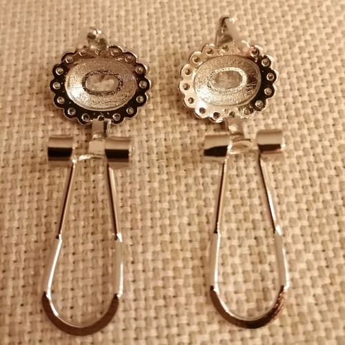 Earrings new with 1.3cm x 1cm motif