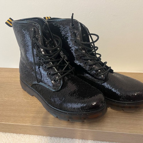 Boots with sequins like new, size 40, black