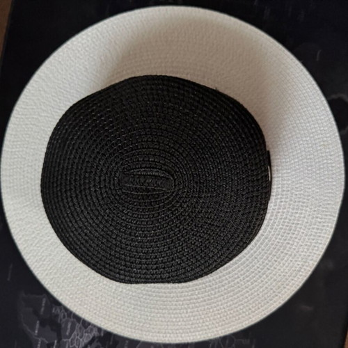 Women's hat like new, size M, black and white