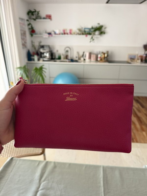 Gucci pouch σαν καινούργιο, ματζέντα δερμάτινο με κουτί και καρτελάκι