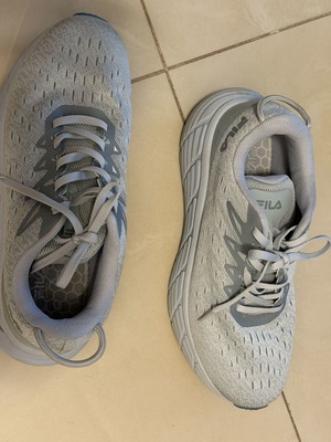 Fila gym shoes size 42 very new, worn once, gray