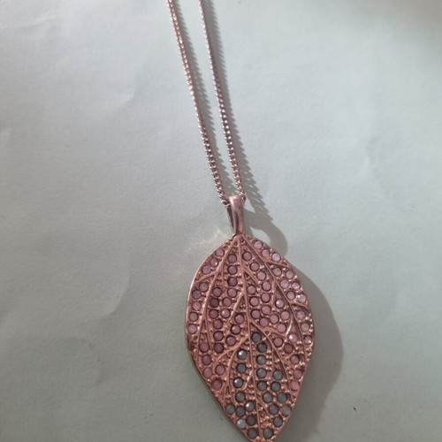 Leaf double-sided necklace like new