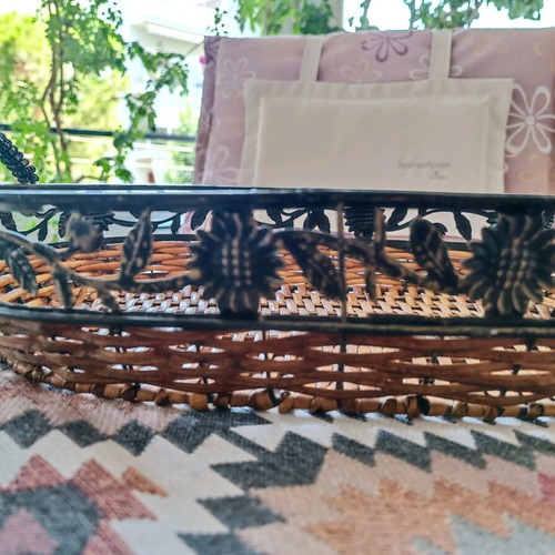 Fruit basket like new with hooks and iron details