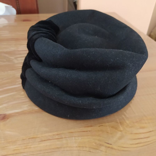 Brimless hat like new, 1950s vintage from Modas Nerantzi