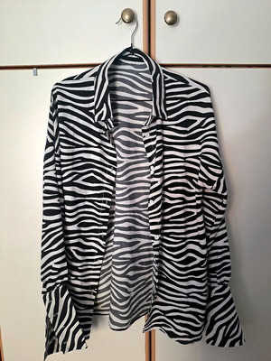 Essaworld zebra shirt new, medium size