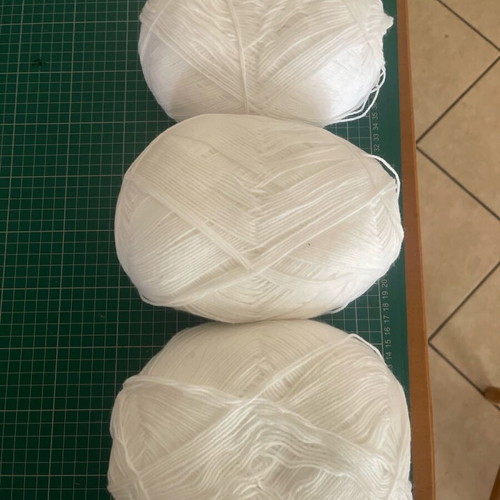 White yarn pack of 3 balls, like new, 500 gr total