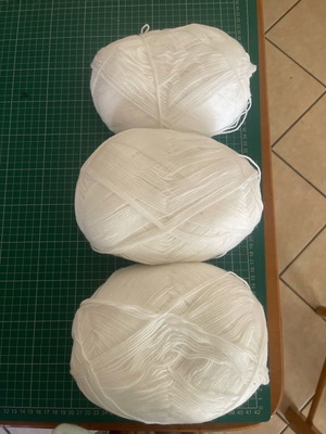 White yarn pack of 3 balls, like new, 500 gr total